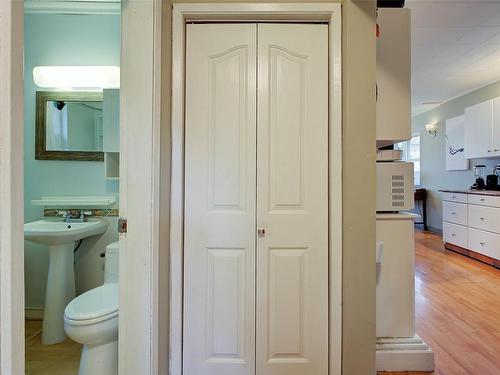845 Wilson Avenue, Kelowna, BC - Indoor Photo Showing Bathroom
