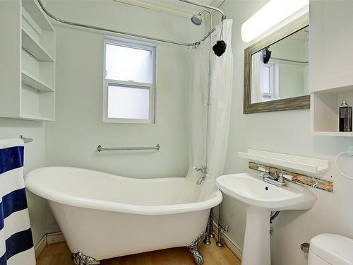 845 Wilson Avenue, Kelowna, BC - Indoor Photo Showing Bathroom