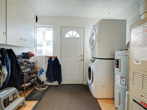 845 Wilson Avenue, Kelowna, BC - Indoor Photo Showing Laundry Room