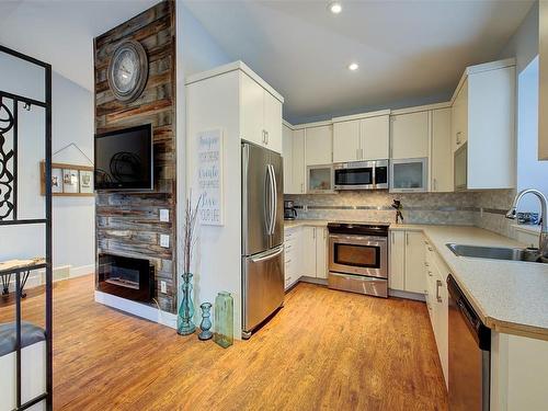 845 Wilson Avenue, Kelowna, BC - Indoor Photo Showing Kitchen With Fireplace With Upgraded Kitchen
