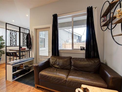 845 Wilson Avenue, Kelowna, BC - Indoor Photo Showing Living Room