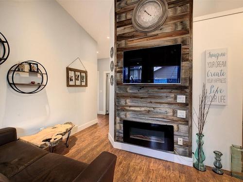845 Wilson Avenue, Kelowna, BC - Indoor Photo Showing Living Room With Fireplace