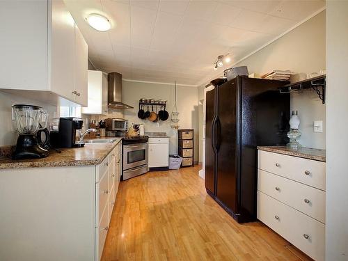 845 Wilson Avenue, Kelowna, BC - Indoor Photo Showing Kitchen