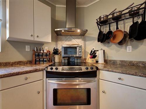 845 Wilson Avenue, Kelowna, BC - Indoor Photo Showing Kitchen