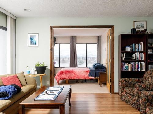 807-737 Leon Avenue, Kelowna, BC - Indoor Photo Showing Living Room
