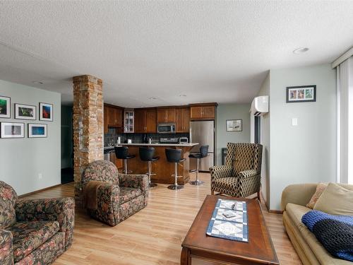 807-737 Leon Avenue, Kelowna, BC - Indoor Photo Showing Living Room