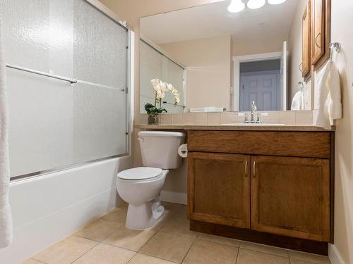 212-1007 Harvey Avenue, Kelowna, BC - Indoor Photo Showing Bathroom
