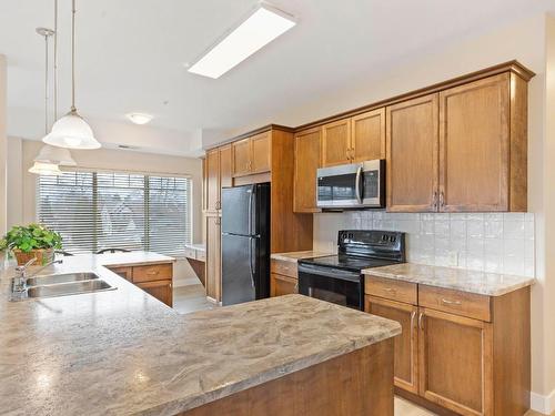 212-1007 Harvey Avenue, Kelowna, BC - Indoor Photo Showing Kitchen With Double Sink