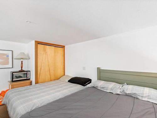 207-5335 Big White Road, Big White, BC - Indoor Photo Showing Bedroom
