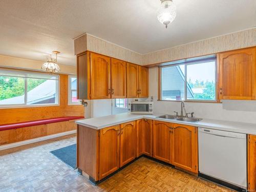 9450 Central Lake Rd, Port Alberni, BC - Indoor Photo Showing Kitchen With Double Sink