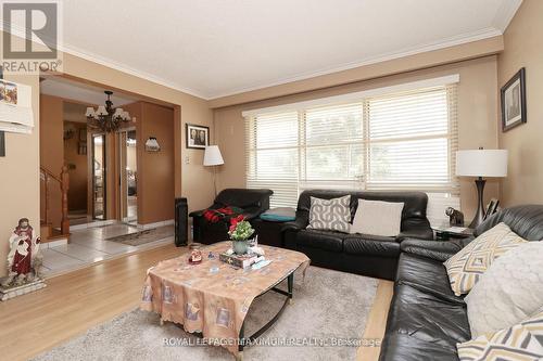 116 Elnathan Cres, Toronto, ON - Indoor Photo Showing Living Room