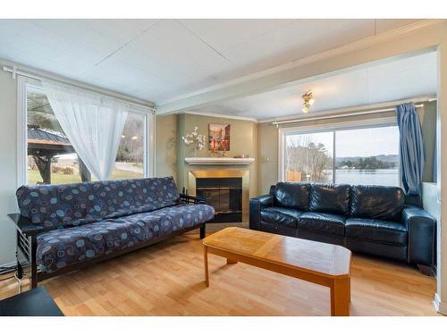 Salon - 104 Ch. O.-Prévost, Val-Des-Bois, QC - Indoor Photo Showing Living Room With Fireplace