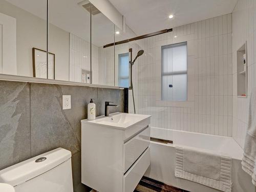Salle de bains - 10170 Rue Chambord, Montréal (Ahuntsic-Cartierville), QC - Indoor Photo Showing Laundry Room