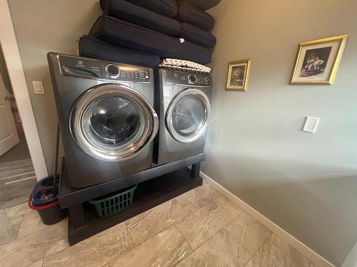 424 14Th Avenue S, Creston, BC - Indoor Photo Showing Laundry Room
