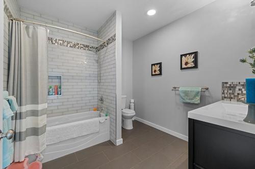 424 14Th Avenue S, Creston, BC - Indoor Photo Showing Bathroom