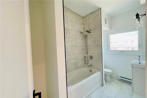 461 King Street E, Hamilton, ON - Indoor Photo Showing Bathroom