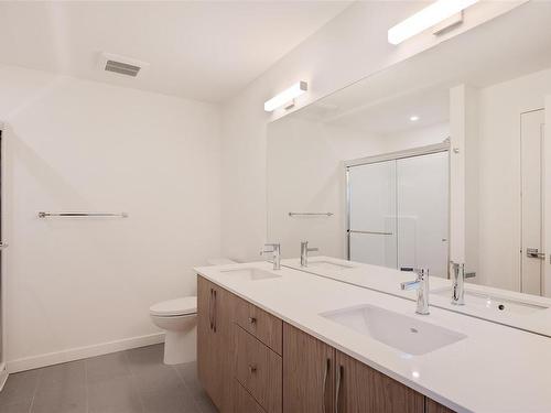 203-9716 Third St, Sidney, BC - Indoor Photo Showing Bathroom