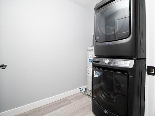 303-4474 Wellington Rd, Nanaimo, BC - Indoor Photo Showing Laundry Room