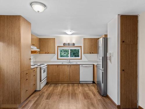 2071 Cypress Rd, Comox, BC - Indoor Photo Showing Kitchen