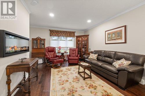 #112 -2 Heritage Way, Kawartha Lakes, ON - Indoor Photo Showing Living Room