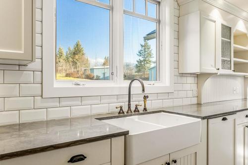 1420 1St Avenue Nw, Creston, BC - Indoor Photo Showing Kitchen With Double Sink