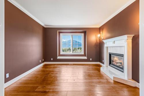 1420 1St Avenue Nw, Creston, BC - Indoor With Fireplace