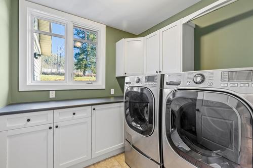1420 1St Avenue Nw, Creston, BC - Indoor Photo Showing Laundry Room