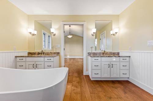 1420 1St Avenue Nw, Creston, BC - Indoor Photo Showing Bathroom