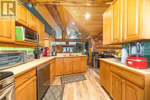 2765 Heffley Louis Cr Rd, Heffley, BC - Indoor Photo Showing Kitchen With Double Sink