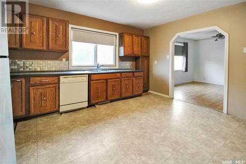 365 3Rd Avenue Ne, Swift Current, SK - Indoor Photo Showing Kitchen With Double Sink