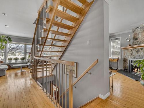 Escalier - 15 Ch. Du Versant-Nord, Lac-Beauport, QC - Indoor With Fireplace