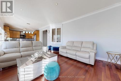 128 Selwyn Rd, Richmond Hill, ON - Indoor Photo Showing Living Room