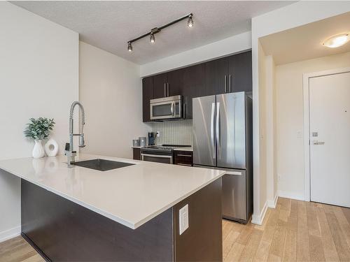 Mississauga, ON - Indoor Photo Showing Kitchen With Upgraded Kitchen