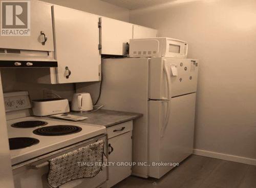 #302 -1571 Mortimer St, Victoria, BC - Indoor Photo Showing Kitchen