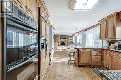 25 Alcaine Crt, Markham, ON - Indoor Photo Showing Kitchen