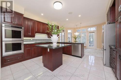1076 Skyvalley Cres, Oakville, ON - Indoor Photo Showing Kitchen With Upgraded Kitchen