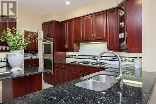 1076 Skyvalley Cres, Oakville, ON - Indoor Photo Showing Kitchen With Double Sink