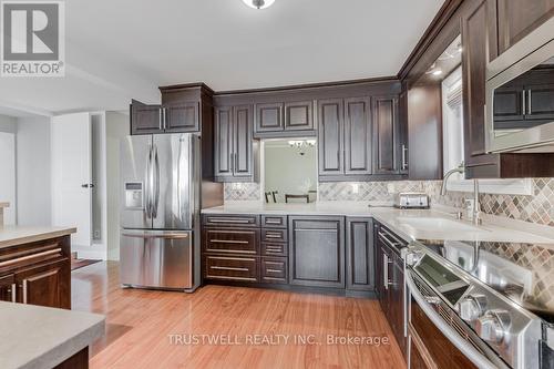 359 Limerick St, Innisfil, ON - Indoor Photo Showing Kitchen With Upgraded Kitchen