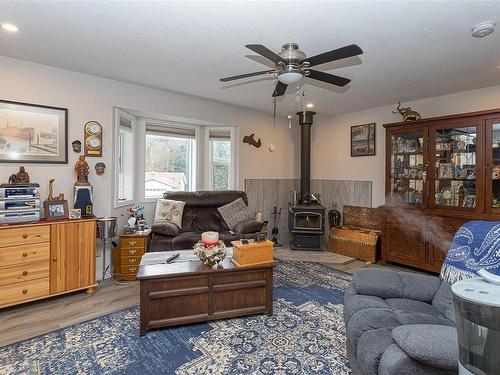 2390 Terrace Rd, Shawnigan Lake, BC - Indoor Photo Showing Living Room
