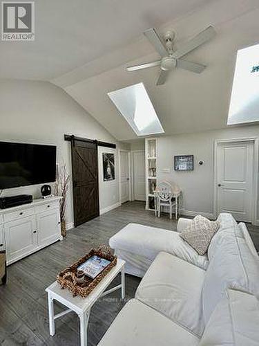 39 Macpherson Cres, Kawartha Lakes, ON - Indoor Photo Showing Living Room