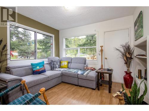 1385 6 Highway, Cherryville, BC - Indoor Photo Showing Living Room