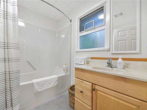 16919 Tsonoqua Dr, Port Renfrew, BC - Indoor Photo Showing Bathroom
