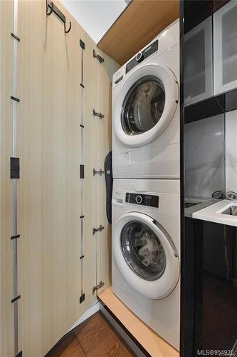 903-1029 View St, Victoria, BC - Indoor Photo Showing Laundry Room