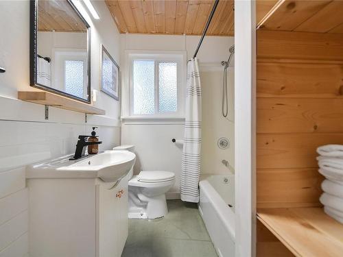 16925 Tsonoqua Dr, Port Renfrew, BC - Indoor Photo Showing Bathroom