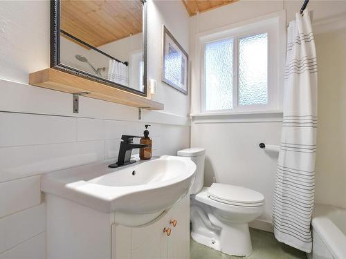 16925 Tsonoqua Dr, Port Renfrew, BC - Indoor Photo Showing Bathroom