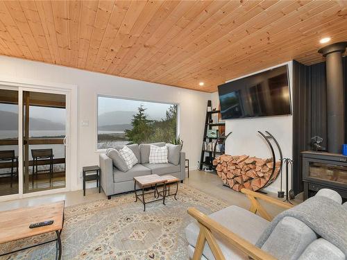 16925 Tsonoqua Dr, Port Renfrew, BC - Indoor Photo Showing Living Room