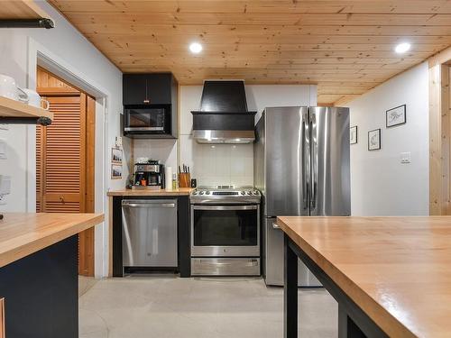 16925 Tsonoqua Dr, Port Renfrew, BC - Indoor Photo Showing Kitchen