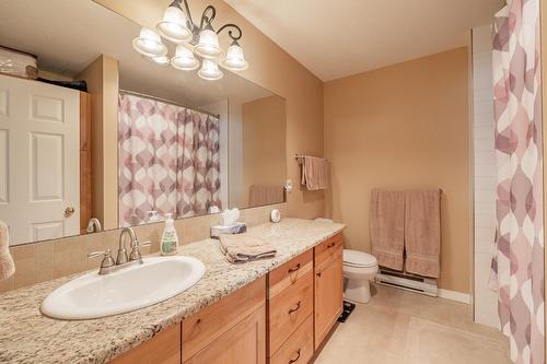 14 - 5054 Riverview Road, Fairmont Hot Springs, BC - Indoor Photo Showing Bathroom
