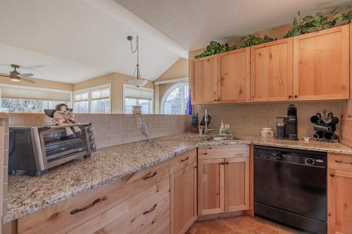 14 - 5054 Riverview Road, Fairmont Hot Springs, BC - Indoor Photo Showing Kitchen