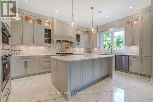 2429 Applewood Drive, Oakville, ON - Indoor Photo Showing Kitchen With Upgraded Kitchen